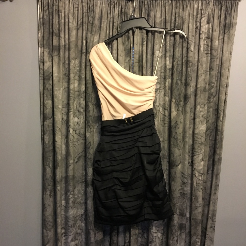 Express dress - Picture 3 of 3